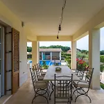 Terrarossa Kastelir * פורץ